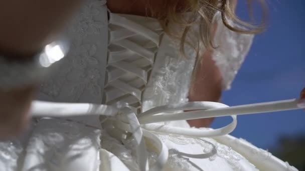 Brautkleid anziehen — Stockvideo
