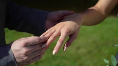 Gelin ve damat düğün töreninde.