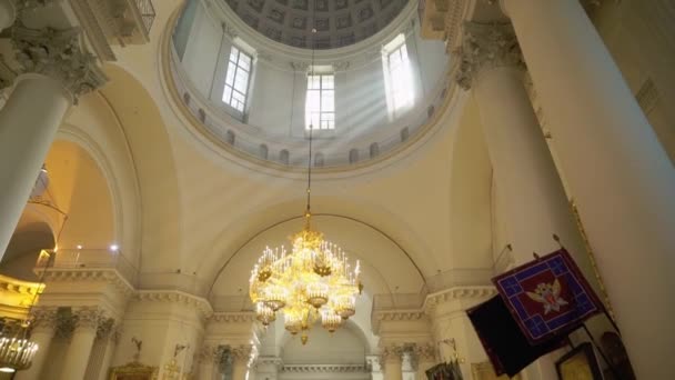 SAINT-PETERSBURG, RUSSIE - 23 JUIN 2019 : Plafond et lustre dans la cathédrale — Video