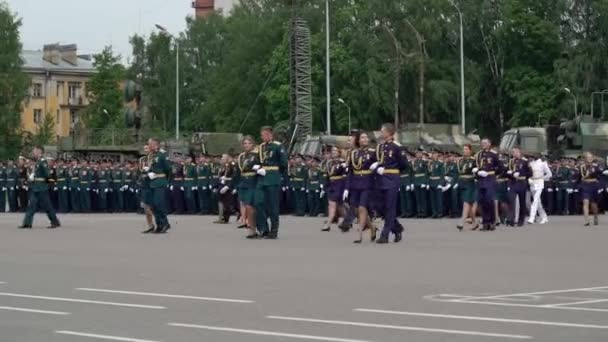 Saint-petersburg, russland - 20. juni 2019: Soldaten der russischen armee — Stockvideo