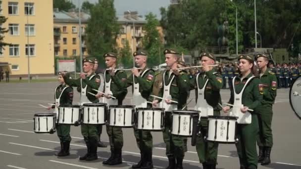 Sint-Petersburg, Rusland-20 juni 2019: soldaten van het Russische leger — Stockvideo