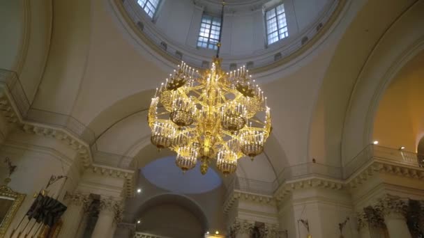 Plafoniera e lampadario in cattedrale — Video Stock