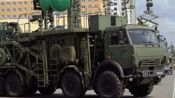 상트 페테르부르크, 러시아 - 6 월 20, 2019: 러시아 군용 트럭 — 비디오