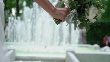 Çeşme yakınında çiçekli gelin