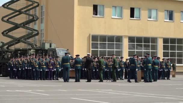 SAINT-PETERSBURG, RUSIA - 20 DE JUNIO DE 2019: Soldados del ejército ruso — Vídeos de Stock