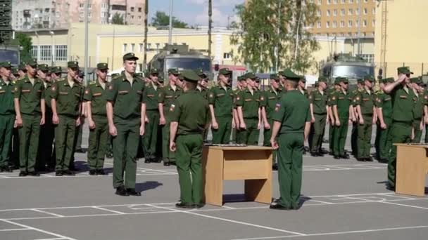 Αγία Πετρούπολη, Ρωσία-20 Ιουνίου, 2019: στρατιωτικοί στρατιώτες του ρωσικού στρατού — Αρχείο Βίντεο