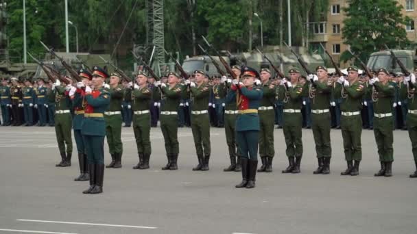 SAINT-PETERSBURG, RUSIA - 20 DE JUNIO DE 2019: Soldados del ejército ruso — Vídeos de Stock