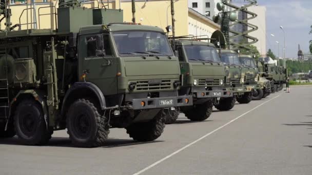 Sint-Petersburg, Rusland-20 juni 2019: Russische leger vrachtwagen — Stockvideo