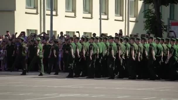SAINT-PETERSBURG, RUSIA - 20 DE JUNIO DE 2019: Soldados del ejército ruso — Vídeo de stock