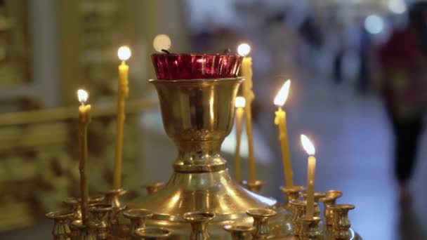 Kaarsen in kerk — Stockvideo