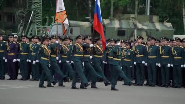 САИНТ-ПЕТЕРБУРГ, РОССИЯ - 20 июня 2019 года: Солдаты российской армии — стоковое видео