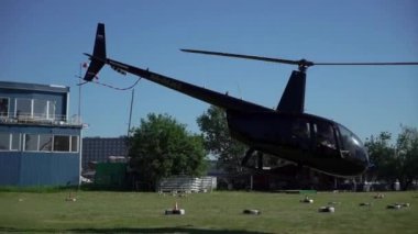 SAINT-PETERSBURG, RUSSIA - 21 Haziran 2020: Helikopter havalimanından havalandı
