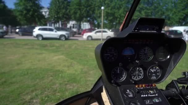 SAINT-PETERSBURG, Ryssland - JUNI 21 2020: Kabin med helikopter Robinson R44 pilot — Stockvideo
