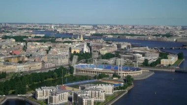 Saint-Petersburg şehir havası, Rusya şehir merkezi ve nehri üzerinde uçuyor.