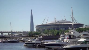 SAINT-PETERSBURG, RUSSIA - 21 HAZİRAN 2020: yat ve botlar marina iskelesinde