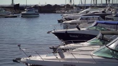 SAINT-PETERSBURG, RUSSIA - 21 HAZİRAN 2020: yat ve botlar marina iskelesinde