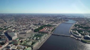 Saint-Petersburg şehir havası, Rusya şehir merkezi ve nehri üzerinde uçuyor.