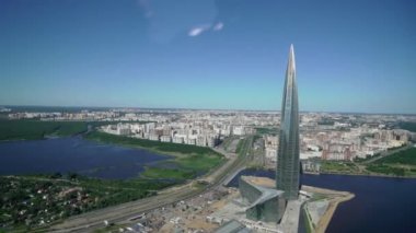 Saint-Petersburg 'daki Gazprom gökdelen binasının üzerinde uçan helikopter.