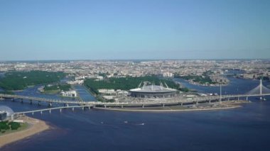 Saint-Petersburg 'daki Zenit stadyumunun üzerinde uçan helikopter.