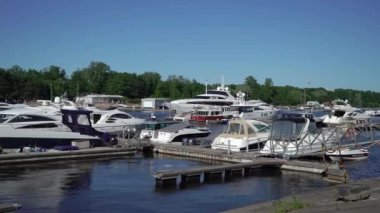 SAINT-PETERSBURG, RUSSIA - 21 HAZİRAN 2020: yat ve botlar marina iskelesinde