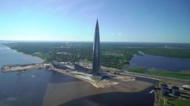 Saint-Petersburg 'daki Gazprom gökdelen binasının üzerinde uçan helikopter.