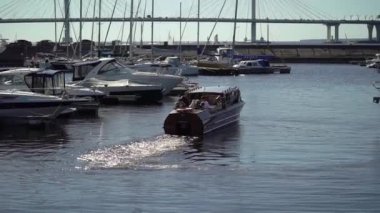 SAINT-PETERSBURG, RUSSIA - 21 HAZİRAN 2020: yat ve botlar marina iskelesinde