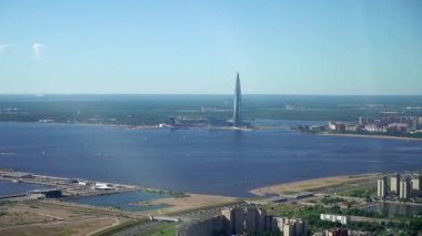 Saint-Petersburg 'daki Gazprom gökdelen binasının üzerinde uçan helikopter.