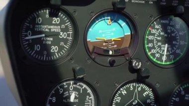 SAINT-PETERSBURG, RUSSIA - 21 Haziran 2020: helikopter Robinson R44 pilot kabini