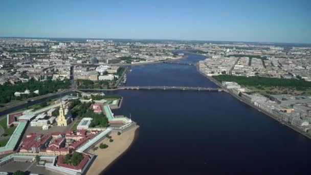 Saint-Petersburg cidade aérea, voando sobre o centro da cidade russa e rio Neva — Vídeo de Stock