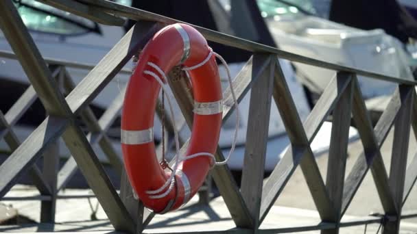 Lifebuoy no cais ou porto. Anel de vida na marina de iate de luxo. Navegação — Vídeo de Stock
