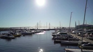 SAINT-PETERSBURG, RUSSIA - 21 HAZİRAN 2020: yat ve botlar marina iskelesinde