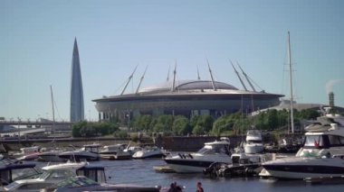 SAINT-PETERSBURG, RUSSIA - 21 HAZİRAN 2020: yat ve botlar marina iskelesinde