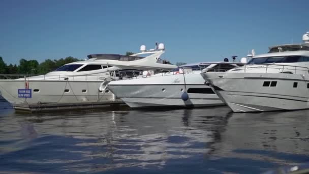 SAINT-PETERSBURG, RUSIA - 21 JUNIO 2020: Barcos y yates en muelle del puerto deportivo — Vídeos de Stock