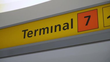 Gezici medya ve havaalanı görsellerinde kullanılmak için ideal olan Terminal 7 işaretinin iyi tanımlanmış ve net bir görünümü