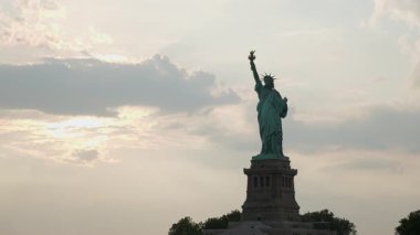 Limandaki bir tekneden görkemli bir şekilde görünen ikonik Özgürlük Heykeli 'nin nefes kesici manzarası.