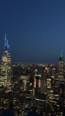 NEW YORK, ABD - 10 Mayıs 2024: New York Şehri alacakaranlıkta nefes kesici bir manzara, Empire State Binası ve aydınlık gökdelenler,