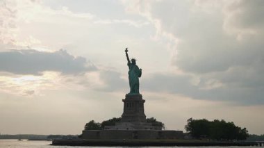 Limandaki bir tekneden görkemli bir şekilde görünen ikonik Özgürlük Heykeli 'nin nefes kesici manzarası.
