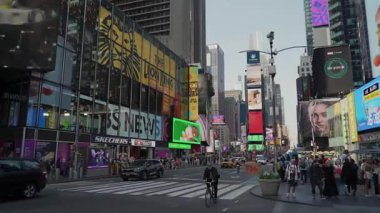 NEW YORK, ABD - 17 Nisan 2025: Times Meydanı 'nın hareketli bir görüntüsü kalabalık kalabalıkları, parlak reklam panolarını ve kentlerin canlı enerjisini gösteriyor