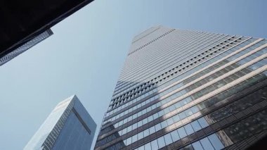 Modern gökdelenin çağdaş mimari tasarım tarzlarını gösteren güzel bir manzarası var.