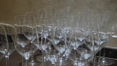 Zarif toplantılar ve kutlamalar için tasarlanmış kristal berrak şarap kadehlerinin çok şık bir düzeni var.