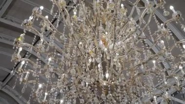 Muhteşem kristal avizeler sofistike bir mekanı zarifçe aydınlatıyor ve her büyük kutlama için mükemmel hale getiriyor.