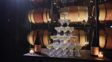 Çarpıcı ve sofistike bir şampanya kulesi zarif ve neşeli bir kutlama sergiliyor kırsal bir zemine karşı