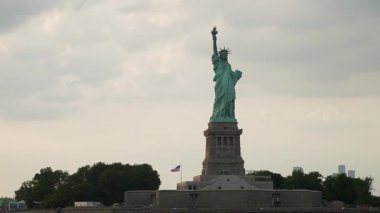 Limandaki bir tekneden görkemli bir şekilde görünen ikonik Özgürlük Heykeli 'nin nefes kesici manzarası.