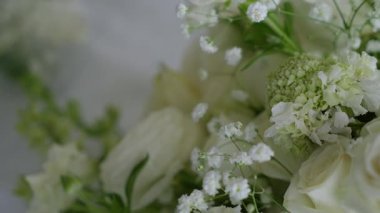 Bu enfes saf beyaz çiçek koleksiyonu düğünler ve diğer zarif etkinlikler için kesinlikle mükemmeldir.