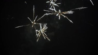 Nefes kesen havai fişekler, gece gökyüzünü canlı patlamalar ve yıldız benzeri desenlerle aydınlatıyor..