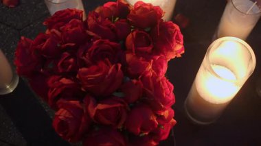 Parlak mumları olan güzel kırmızı güller, romantik bir ortam ya da özel bir ortam için mükemmel.