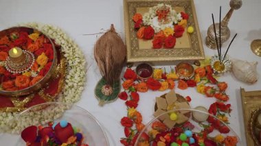 Şenlikli kutlamaları arttırmak için güzel çiçeklerin ve geleneksel elementlerin canlı ve renkli bir gösterisi.