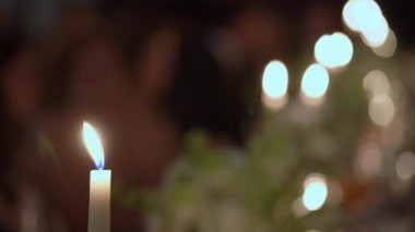 Yumuşak mum ışığıyla hafifçe aydınlatılan samimi bir yemek odası, onu özel durumlar için mükemmel bir seçim yapıyor.