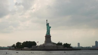 Limandaki bir tekneden görkemli bir şekilde görünen ikonik Özgürlük Heykeli 'nin nefes kesici manzarası.