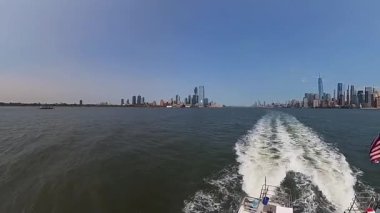 New York 'ta güneşli bir günde Hudson Nehri' nde çarpıcı bir ufuk çizgisi ve pitoresk bir rıhtımın sergilendiği canlı ve heyecan verici bir tekne gezisi..